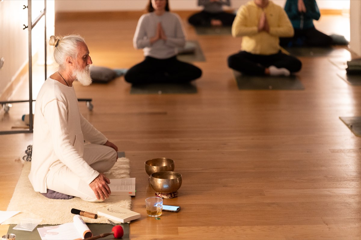 Vikrampal guiando una sesión de meditación en grupo