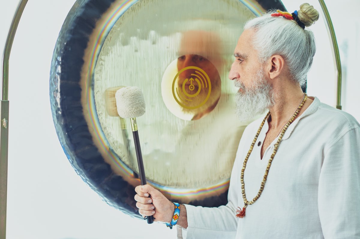 Vikrampal tocando un gong terapéutico