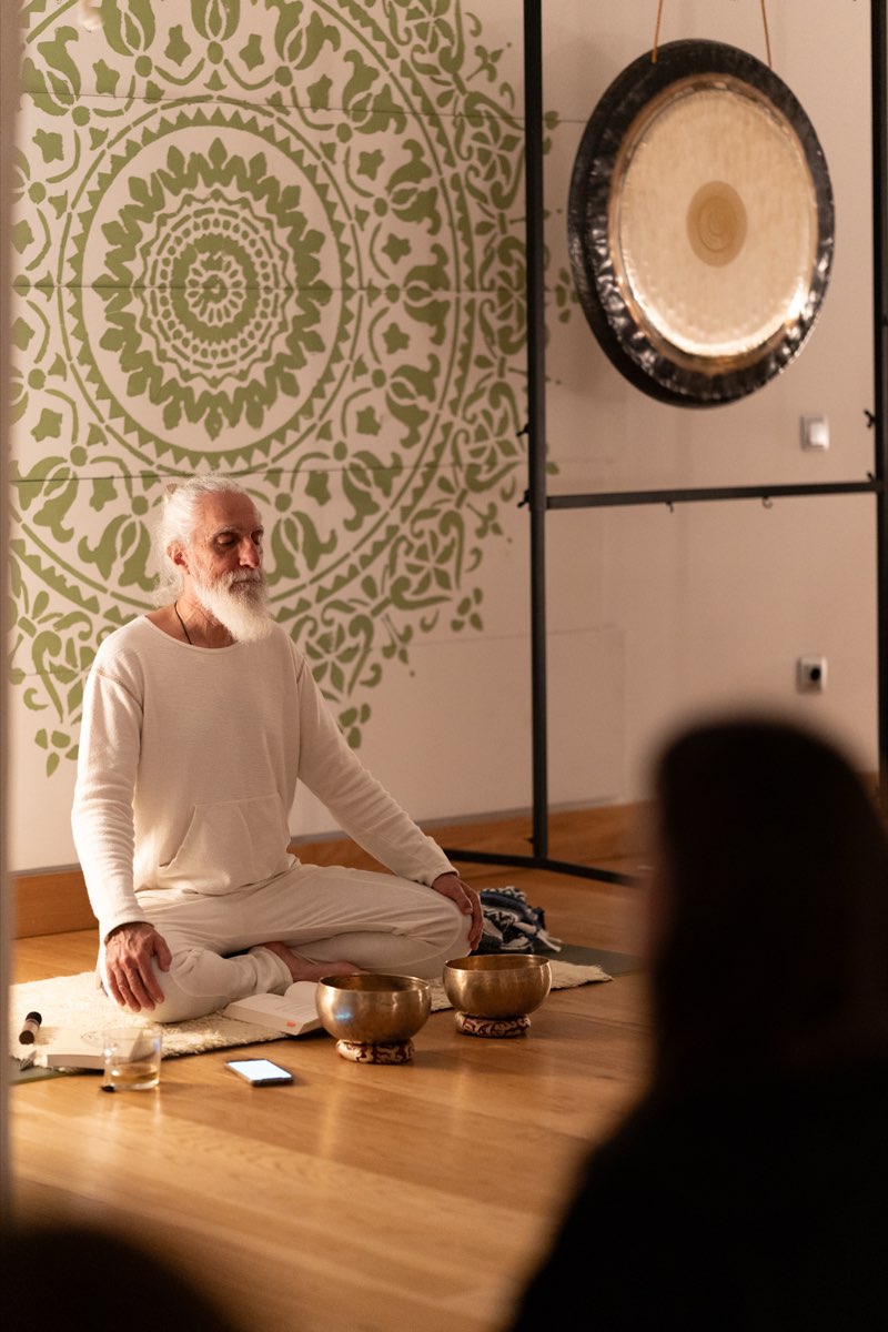 Vikrampal meditando frente a un mandala con cuencos tibetanos