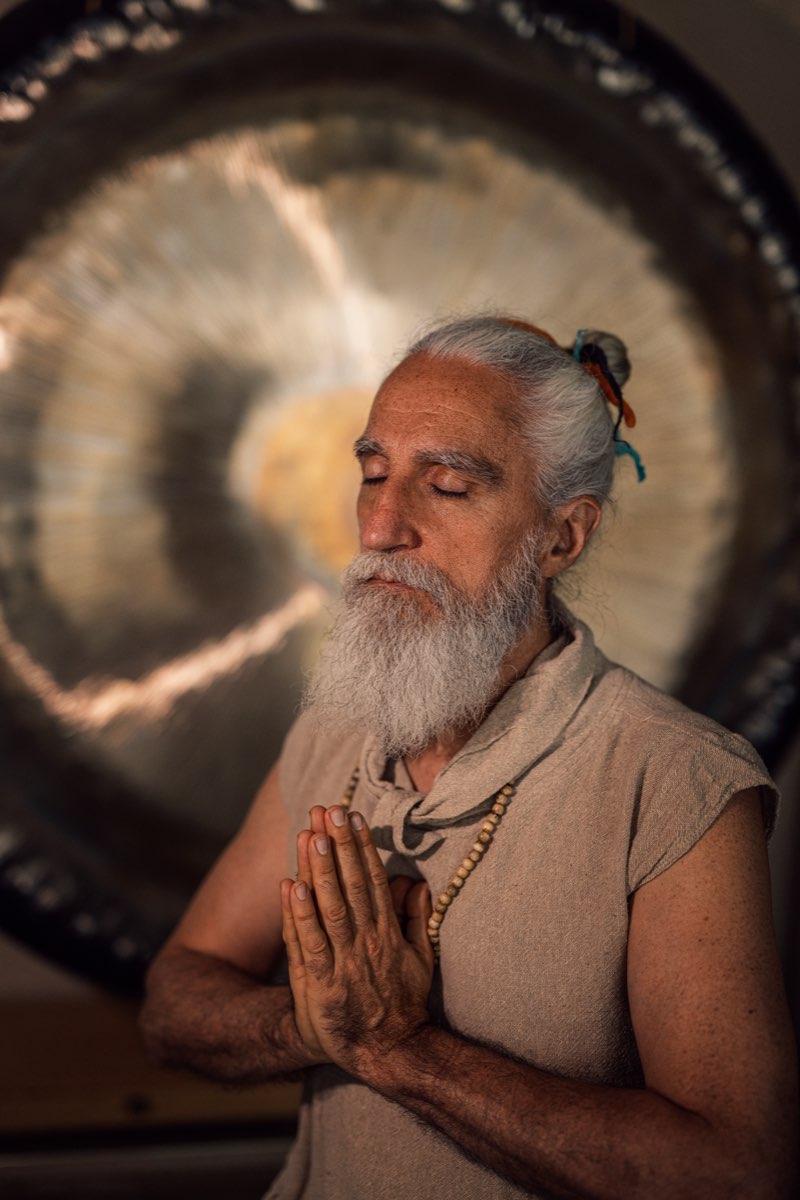 Vikrampal en meditación profunda con manos en oración